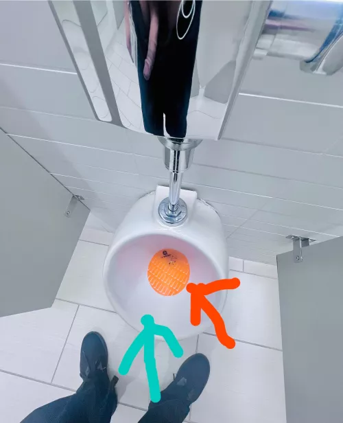 When you guy pee do you aim for the white part ? Or the little thingy at the bottom ?👀 by KurlyCaraMia