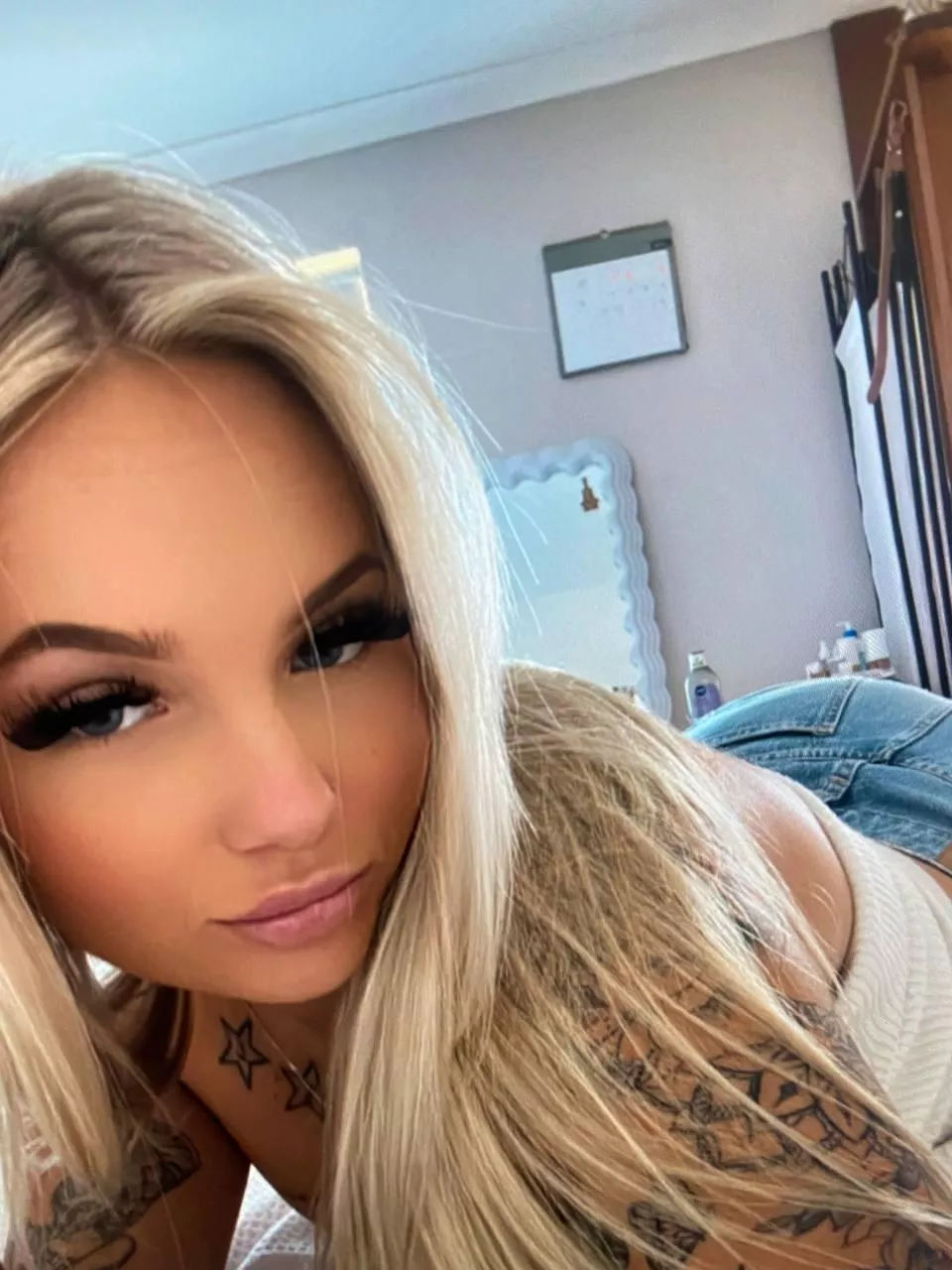 am i sexy? posted by EllisDerekH