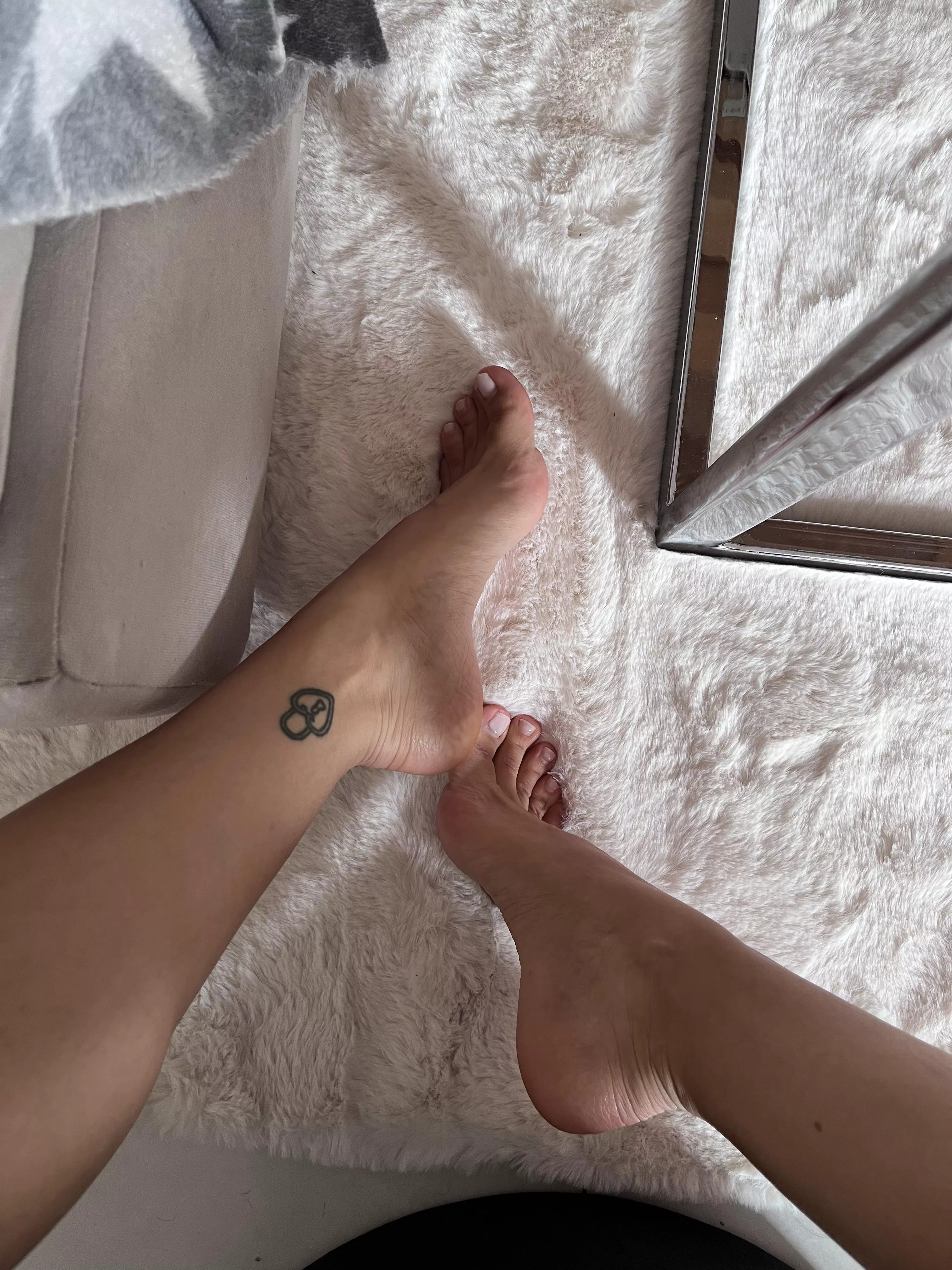 Beautiful toes and arches posted by sexyemma07