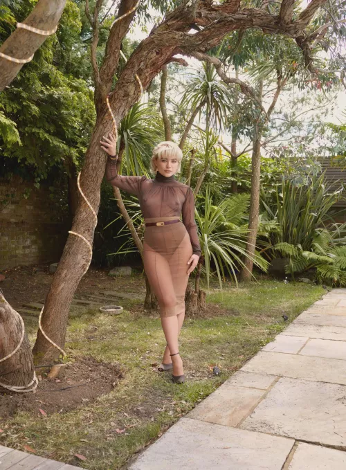 Florence Pugh showing her goods by thecelebwanker