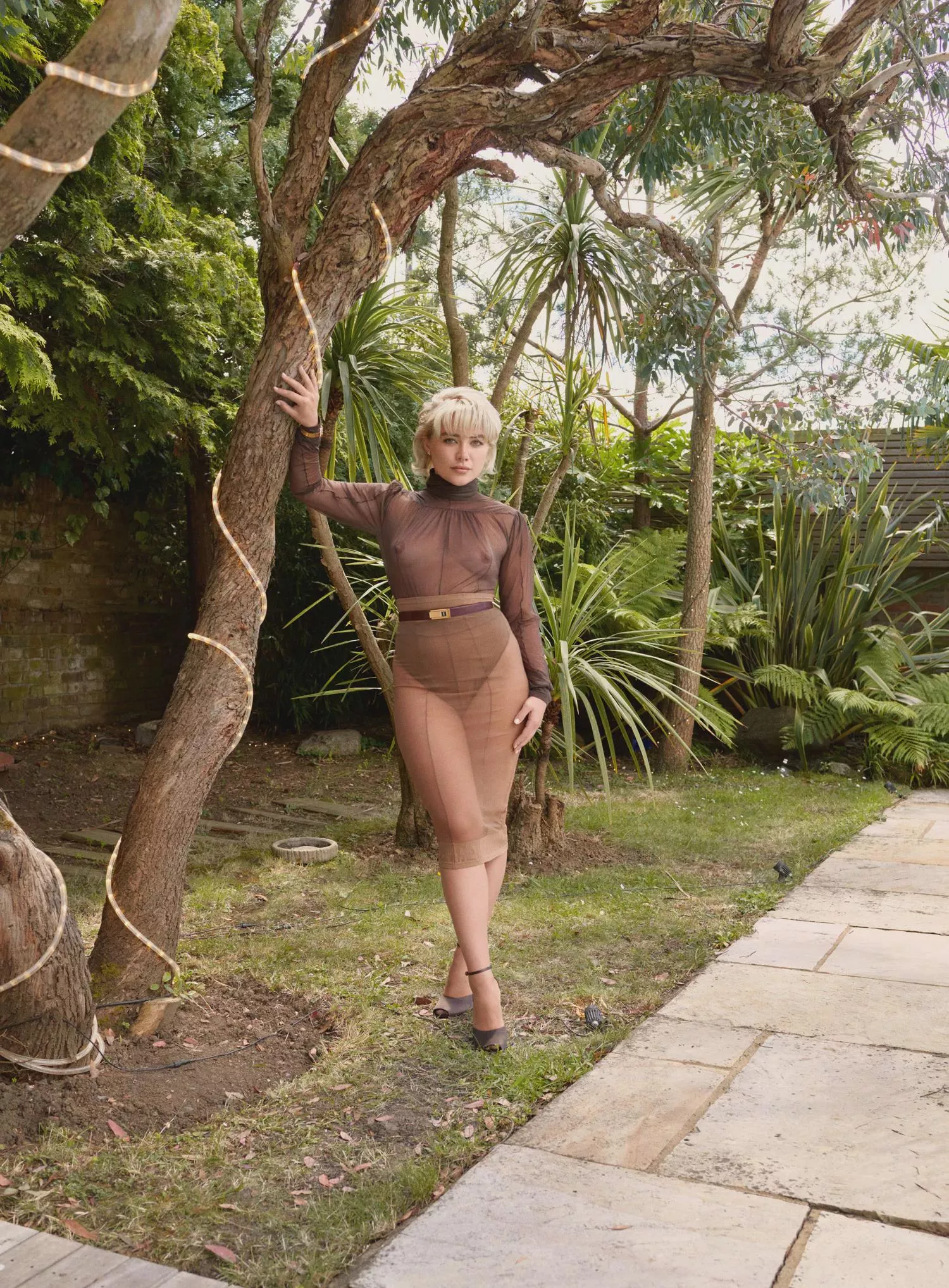 Florence Pugh showing her goods posted by thecelebwanker