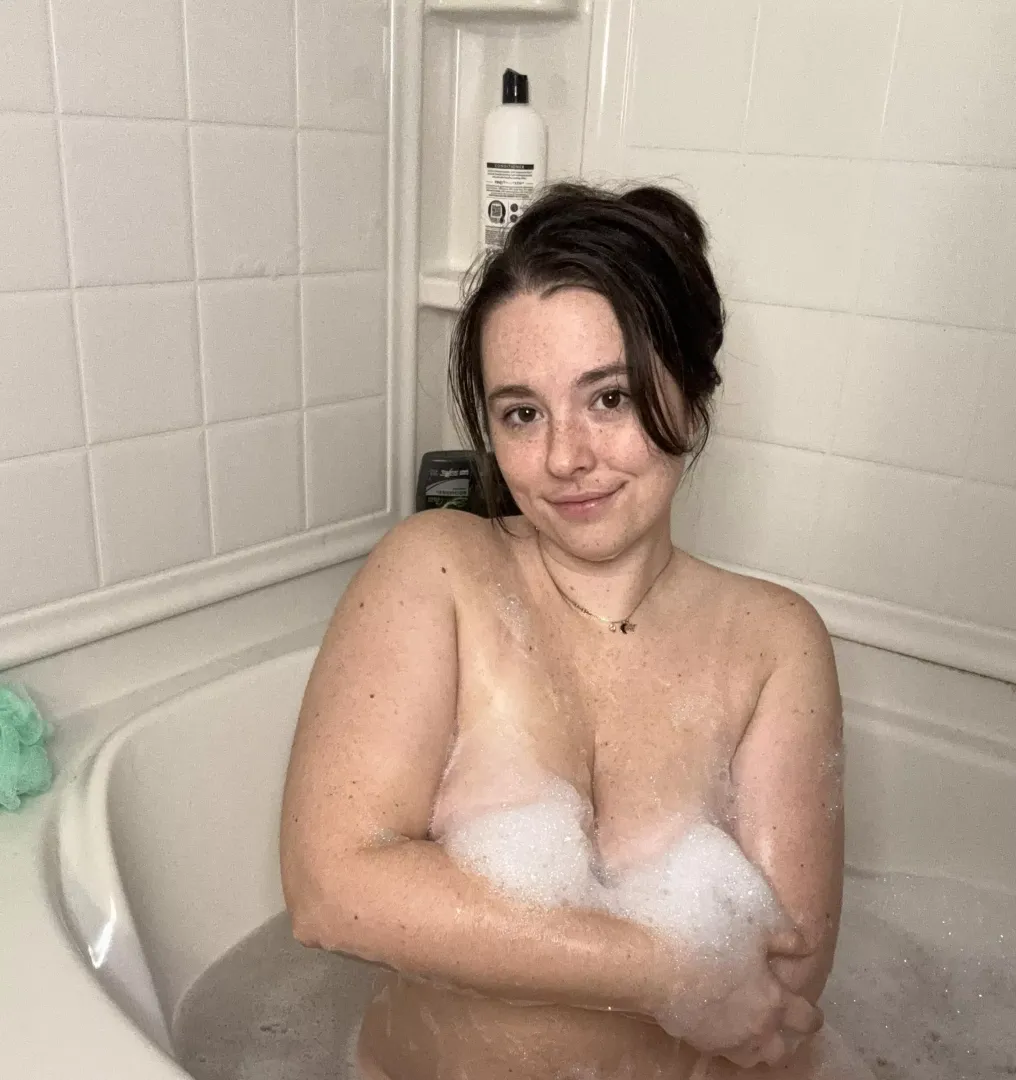 I looove a good bubble bath!  posted by ellietheelephant29