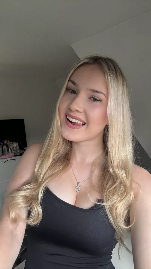 I’m just hoping you can keep eye contact by kiaralhillxo