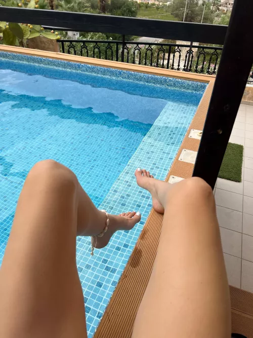 Pretty white toes  by arabian_footqueen