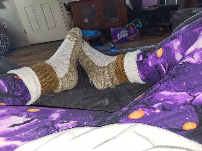 See the holes? by xPennywiseQueenx