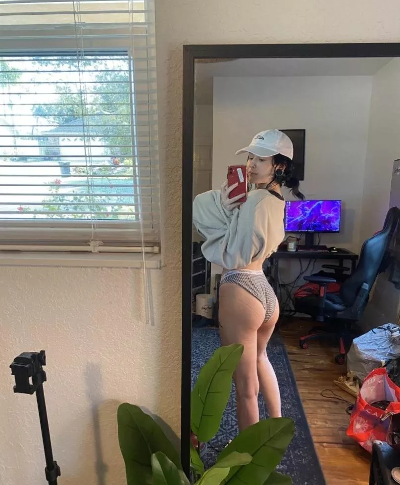 Wanna see my cute bubble butt? posted by 666emokitten