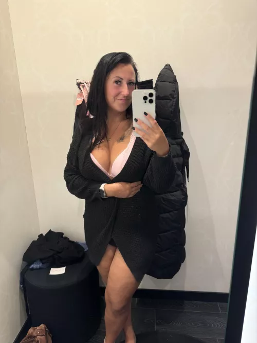 Selfie in the changing room mirror: casual but bold by PatternPleasant9786