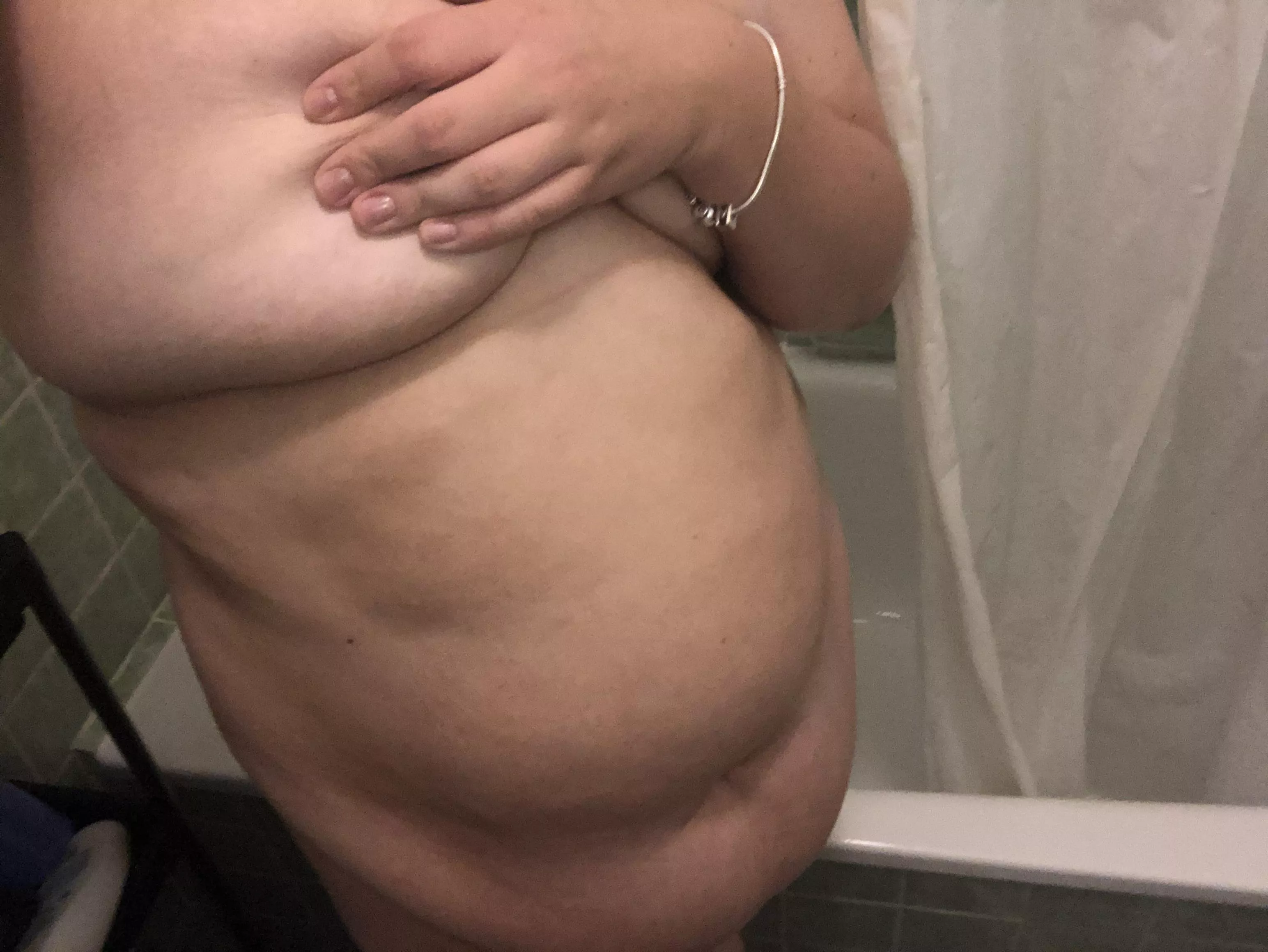 someone want to take a bath with me?😘 posted by chubby_bella