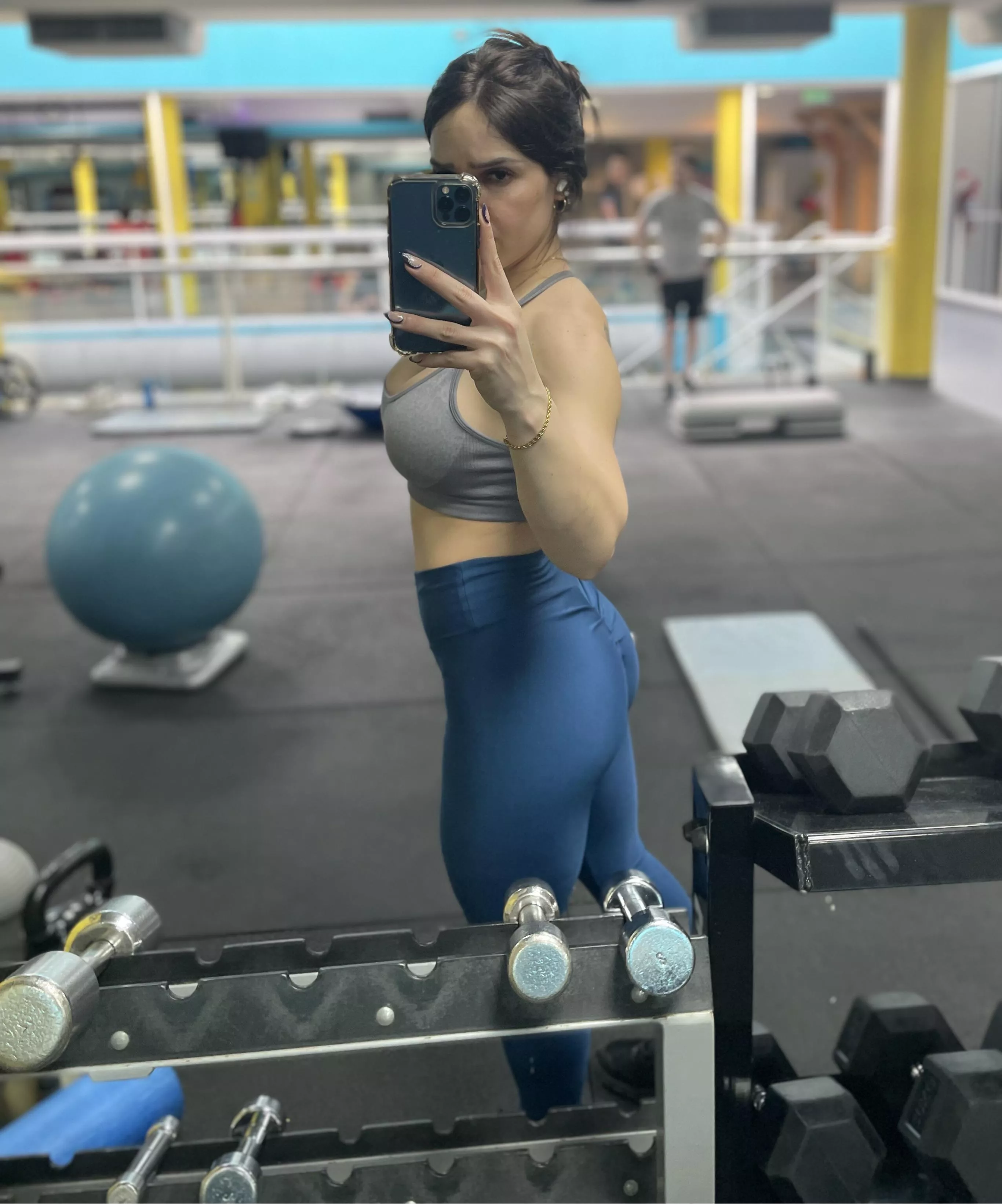 How beautiful those pants look..  posted by Afroditalatina