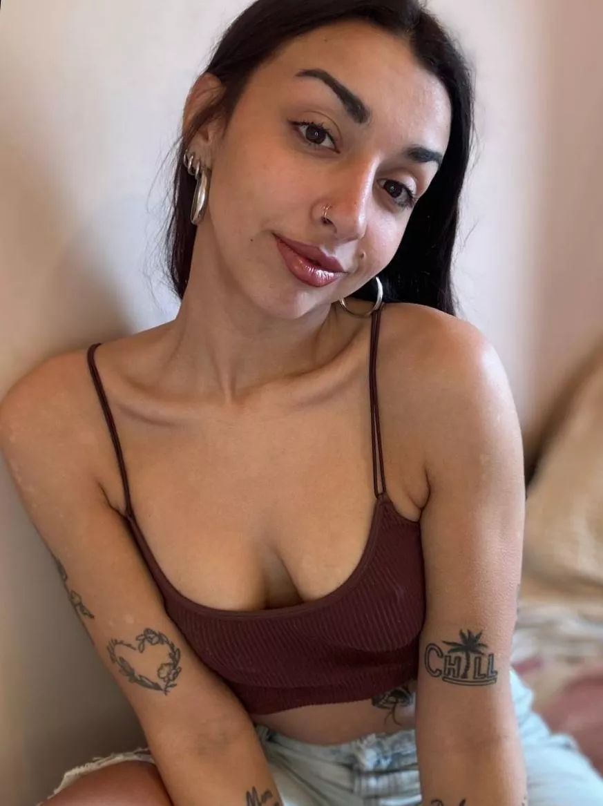 are you into brunettes like me? posted by GorgeousRubby