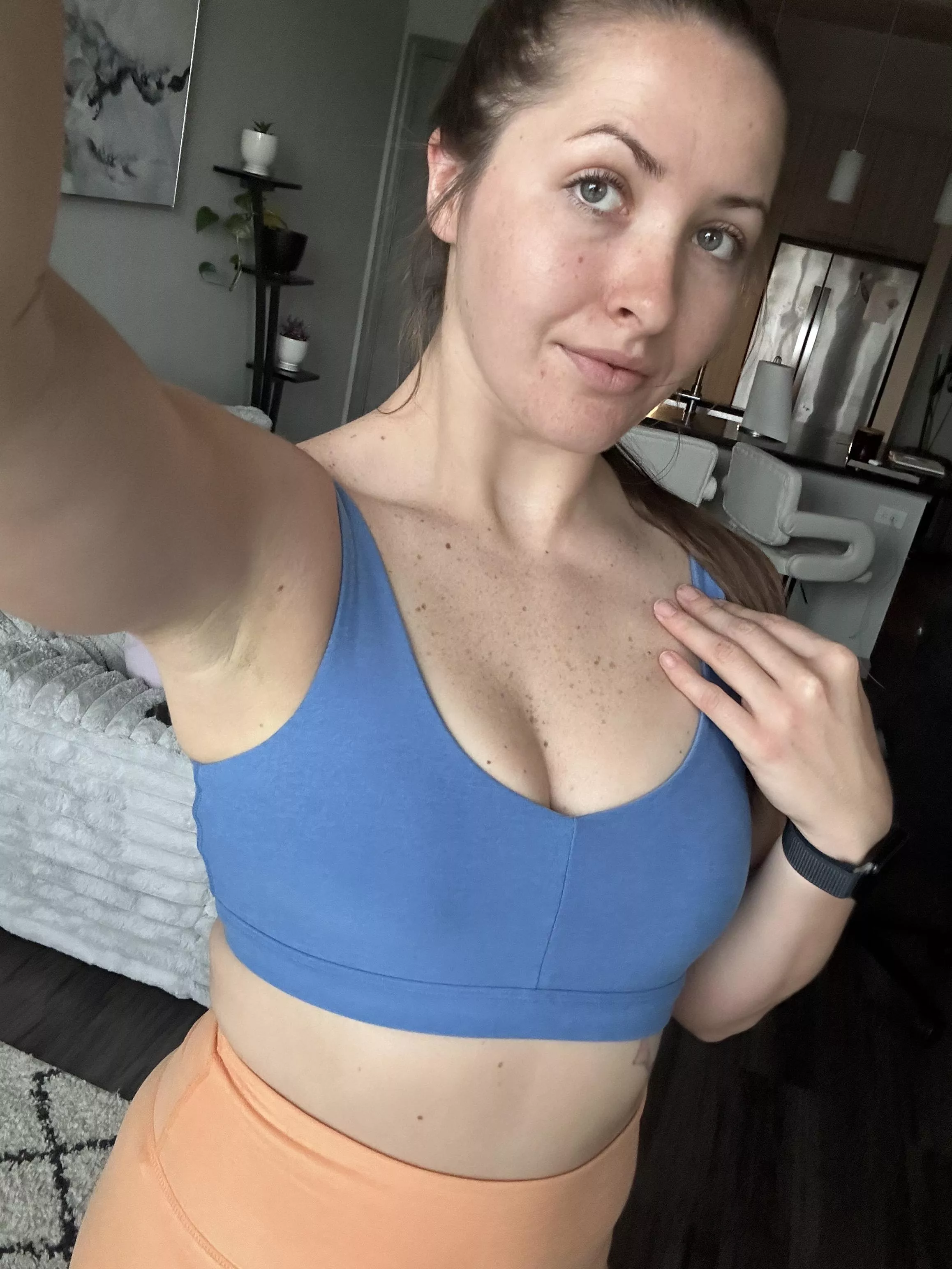 love the color and fit of this sports bra 😈 posted by cumwcourt