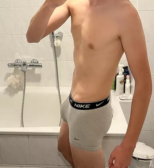 Nikes who wants by DiamondEasy5036