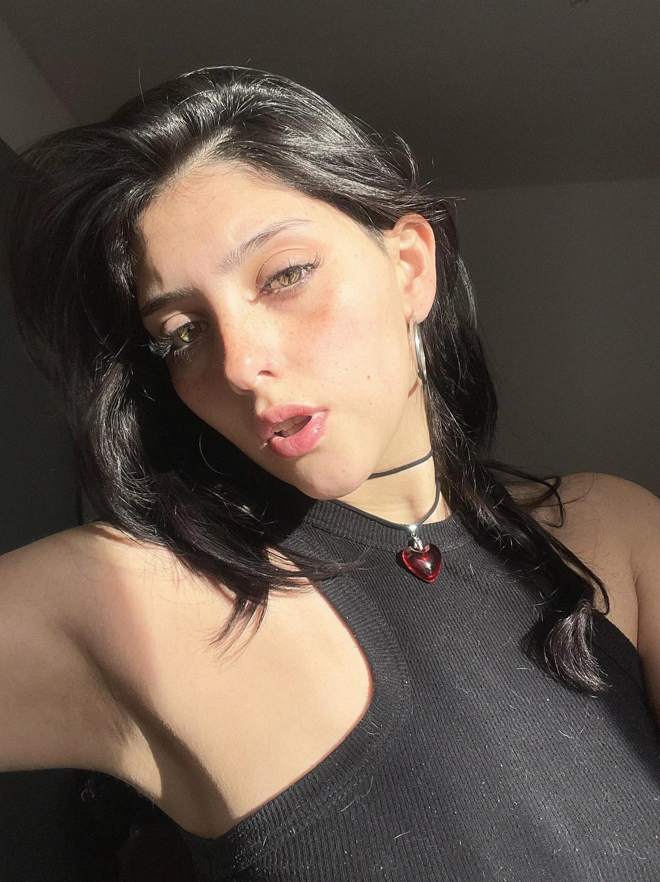 this camgirl is trying to please you and make you smile  posted by LindaAbandoned