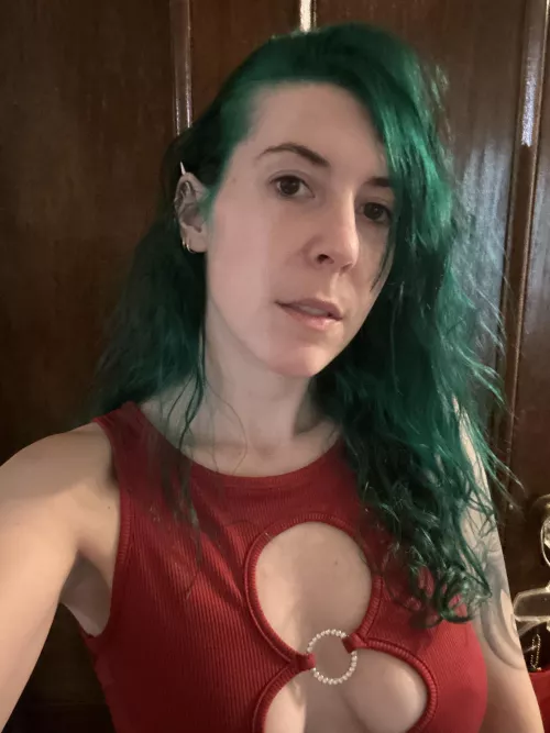 Braless cleavage by sirenskiss3