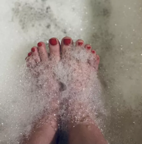 Bubbly feet 👣  by scarlette689