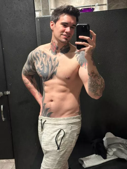 Fresh from a workout, snap ready by Dom_dangelo