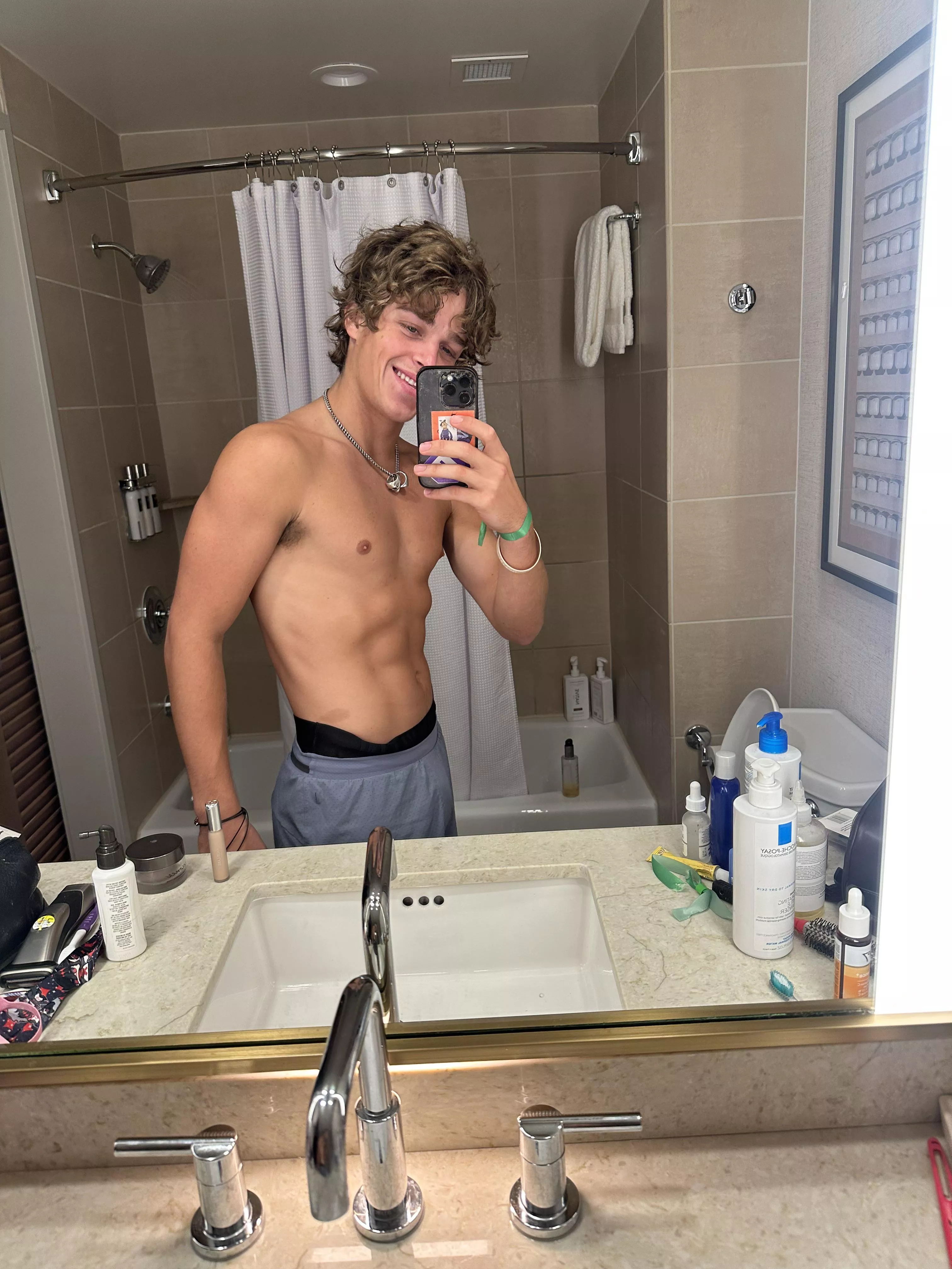 happy Sunday everyone! and if you see this tomorrow, hopefully this makes your Monday better :) posted by yeetchris