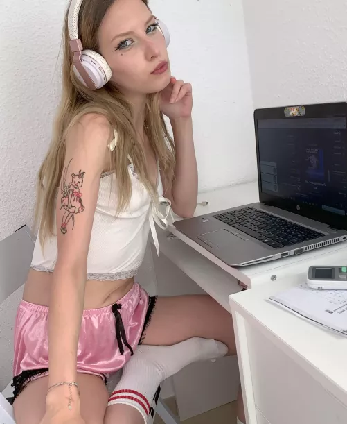 hope you enjoy pale gamer girls by BabyLaddy