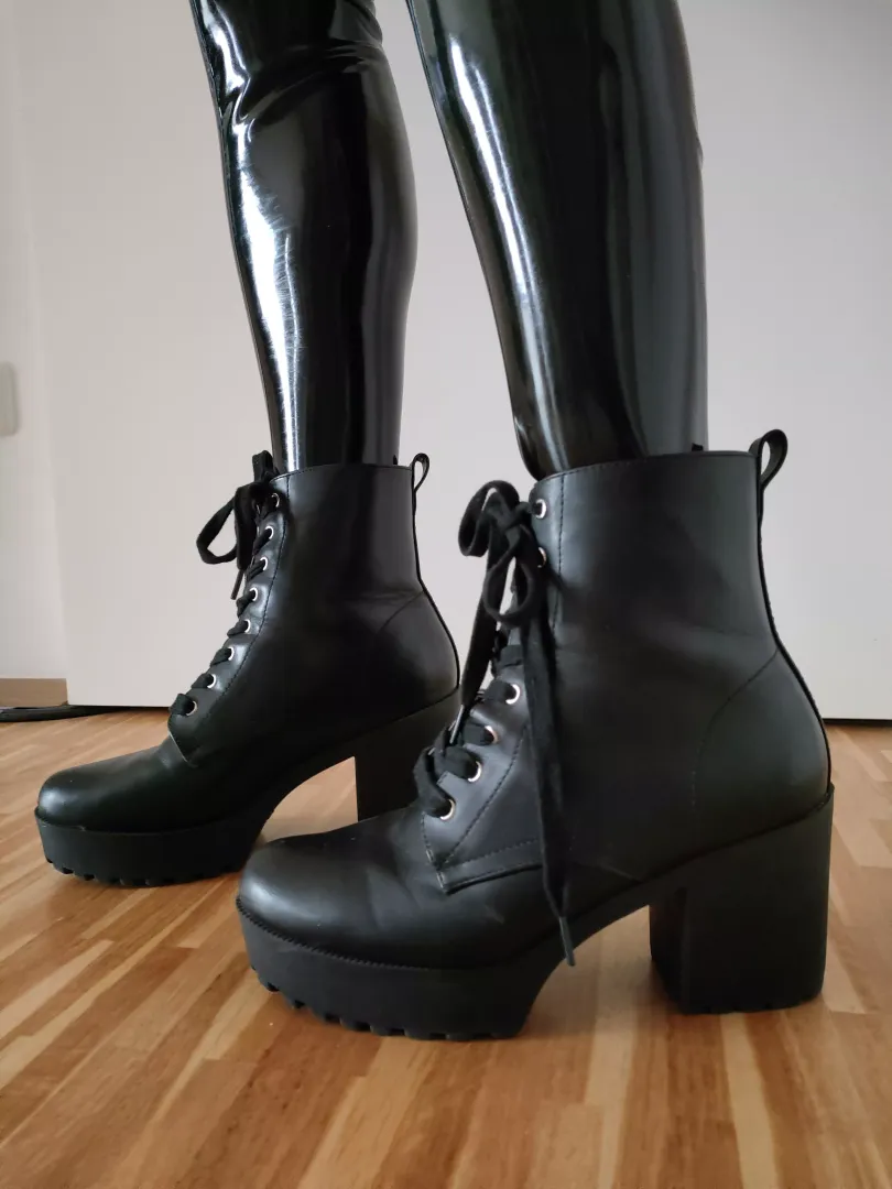 I love latex combined with high block heel boots [M] by FetishPengu