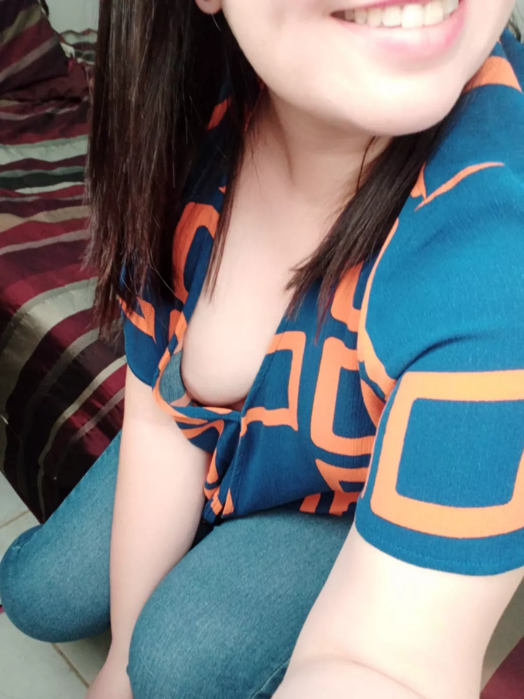 Lean in and smell my perfume... posted by Seductive_Samyra