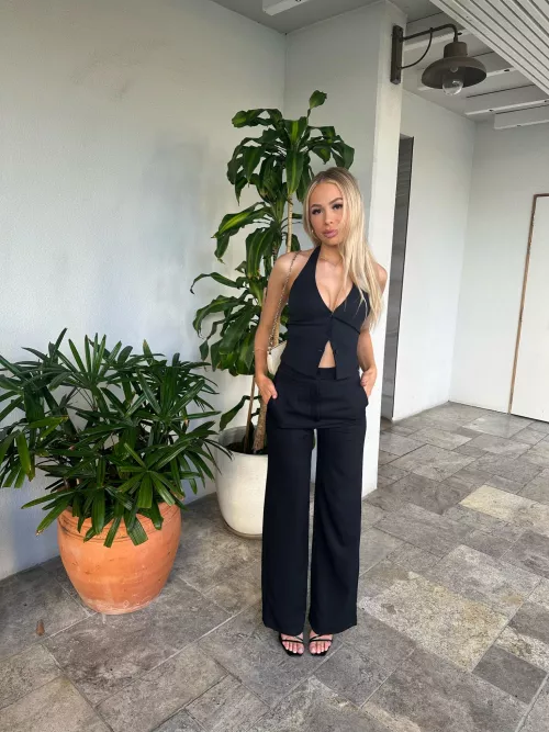 Too shy to pose by thiccqueenx_