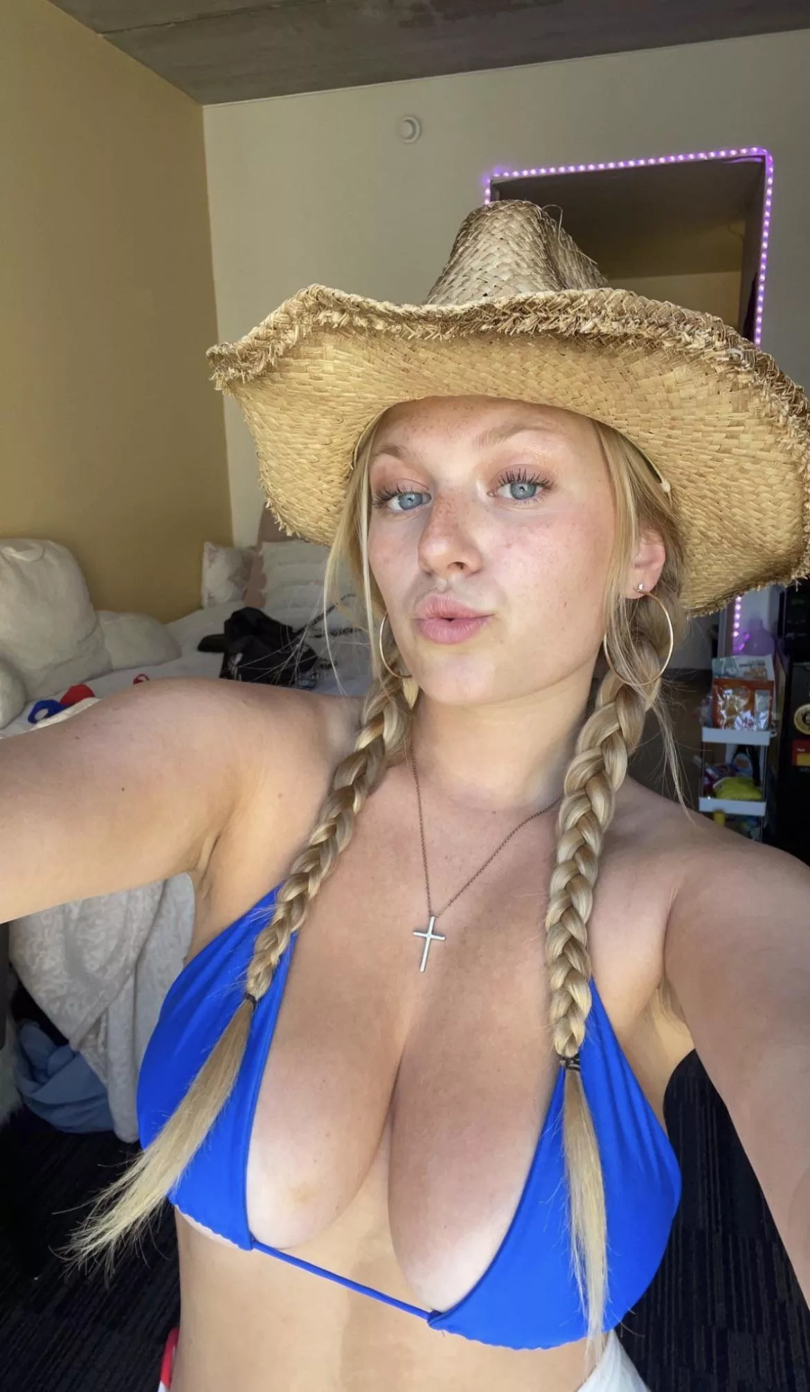 Cowgirl  posted by rednecktrucker69