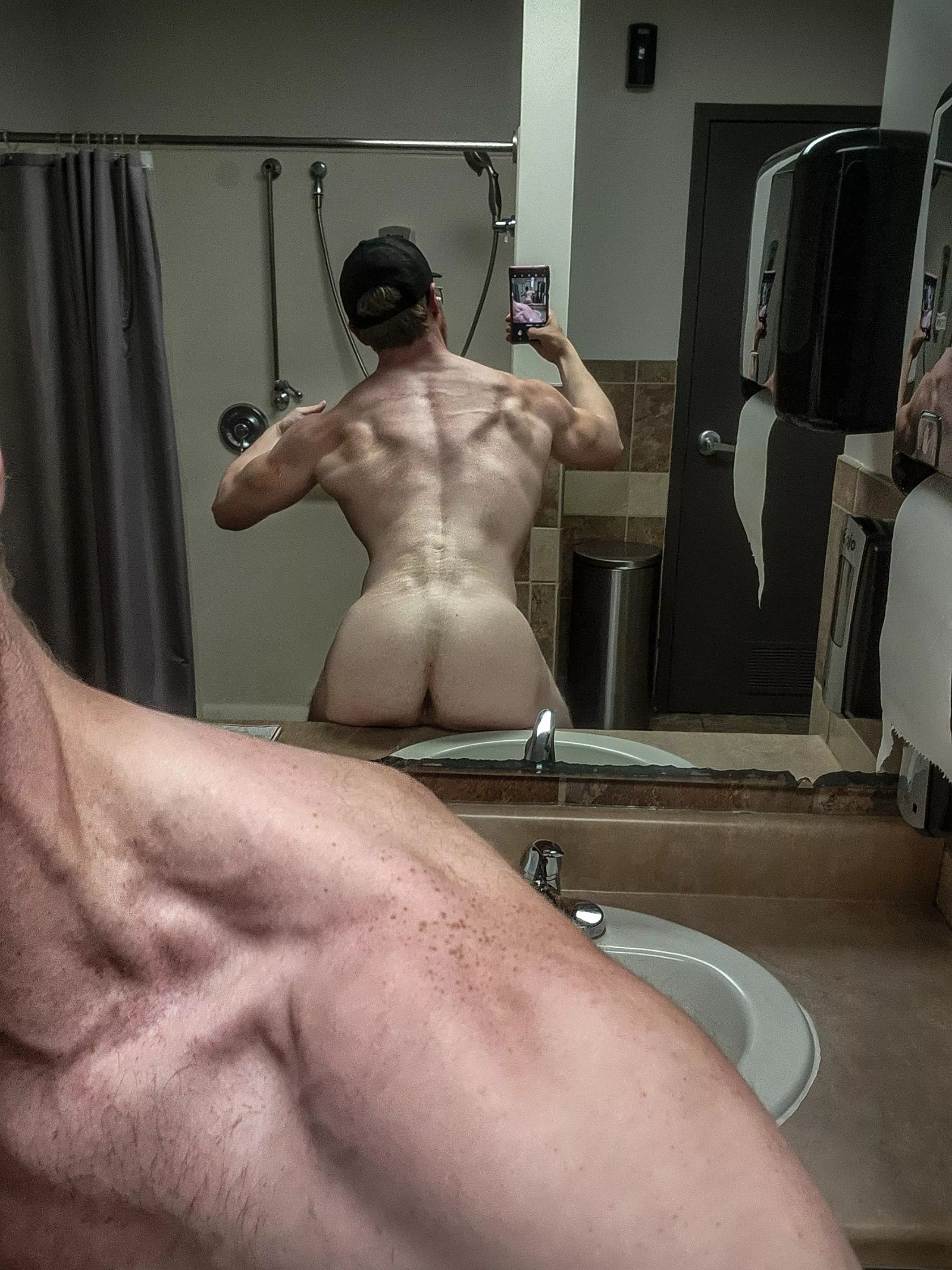 showing off my muscled ass for the 1st time on the bulk. posted by gymbruhhhhh