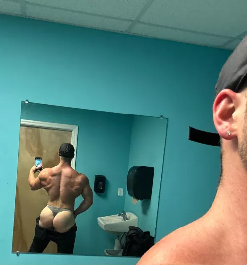 You see me in the locker room what’s your next move?😏🍑💦(26) by RhettRileyxxx