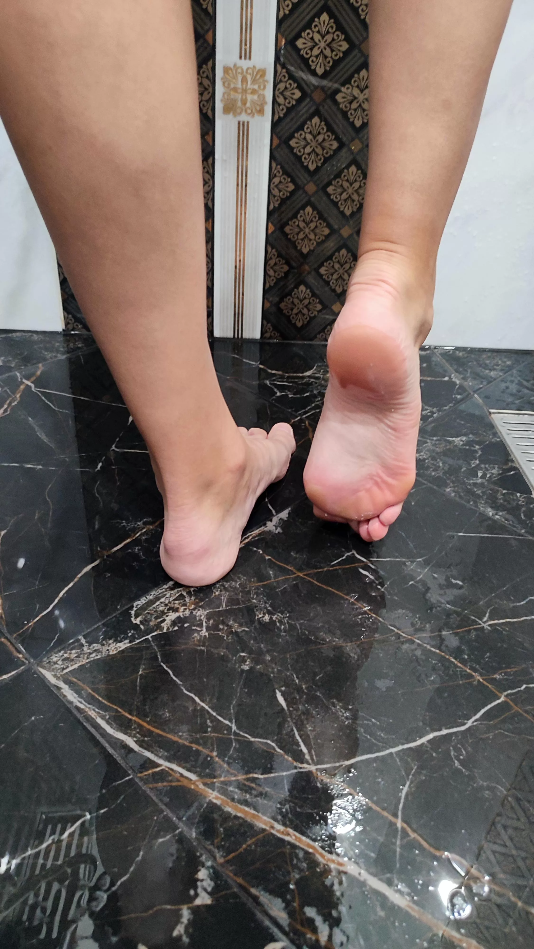 Bare big feet posted by Elisa_Wilson