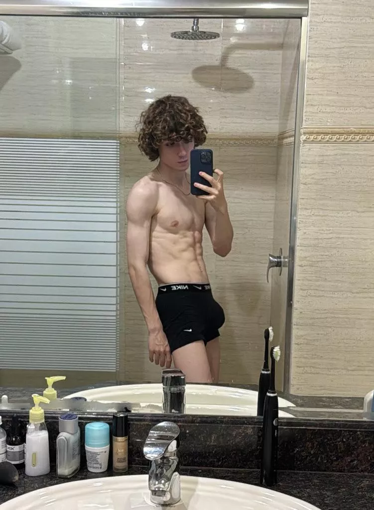 Can’t hide that bulge 😏 posted by joomyboy