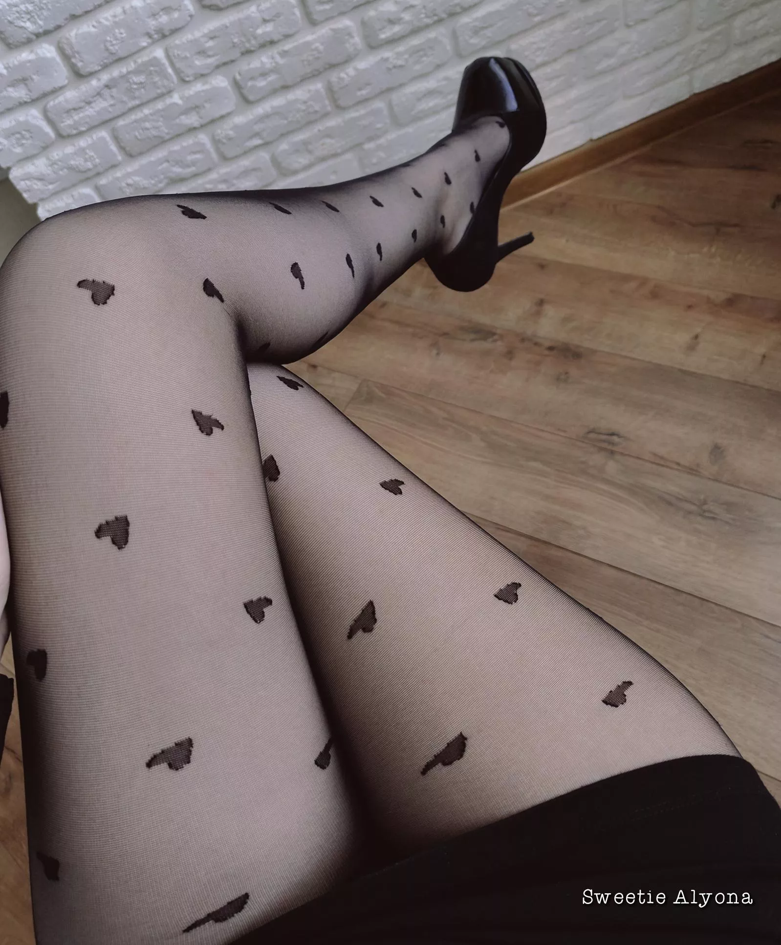 Crossed legs in nylons posted by SweetieAlyona
