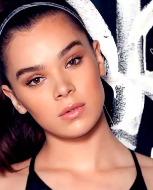 Hailee steinfeld  by Ordinary_Loads