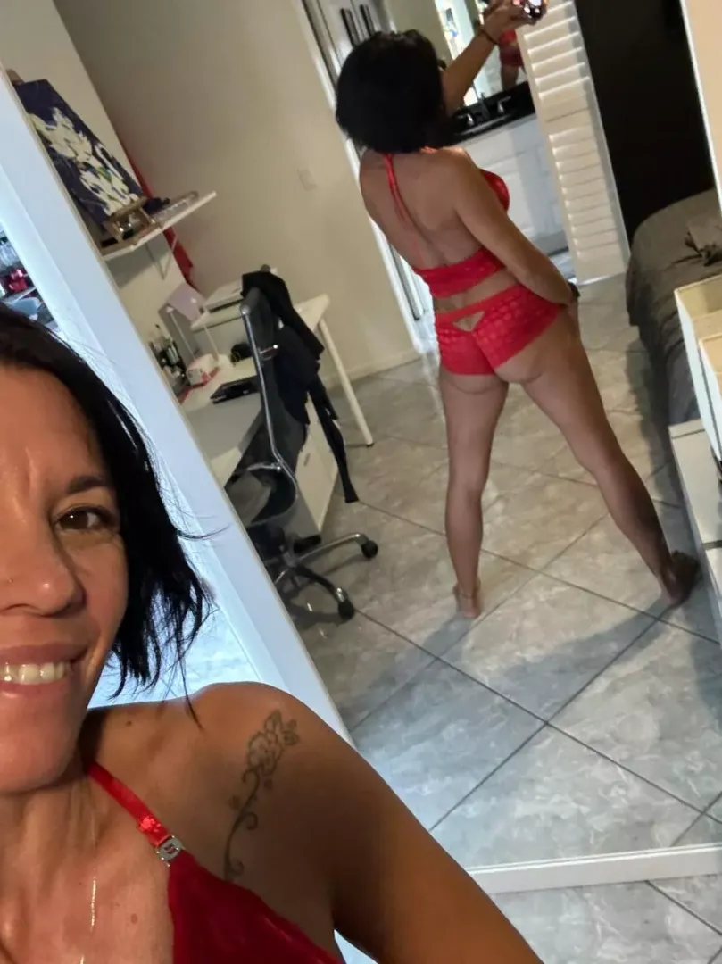 I'm single mom with nobody to show off my nudes to, any takers by MoonbeamMosaic