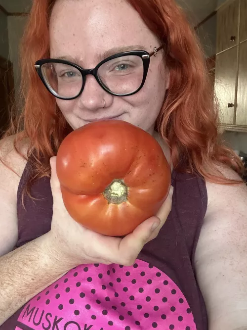 Look how big my tomato is 😂🤭 by Lauraleslie