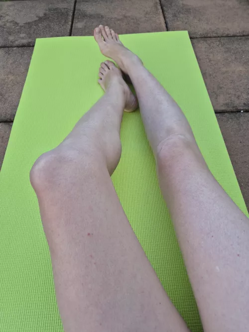 Relaxed legs by BlackCat_Official