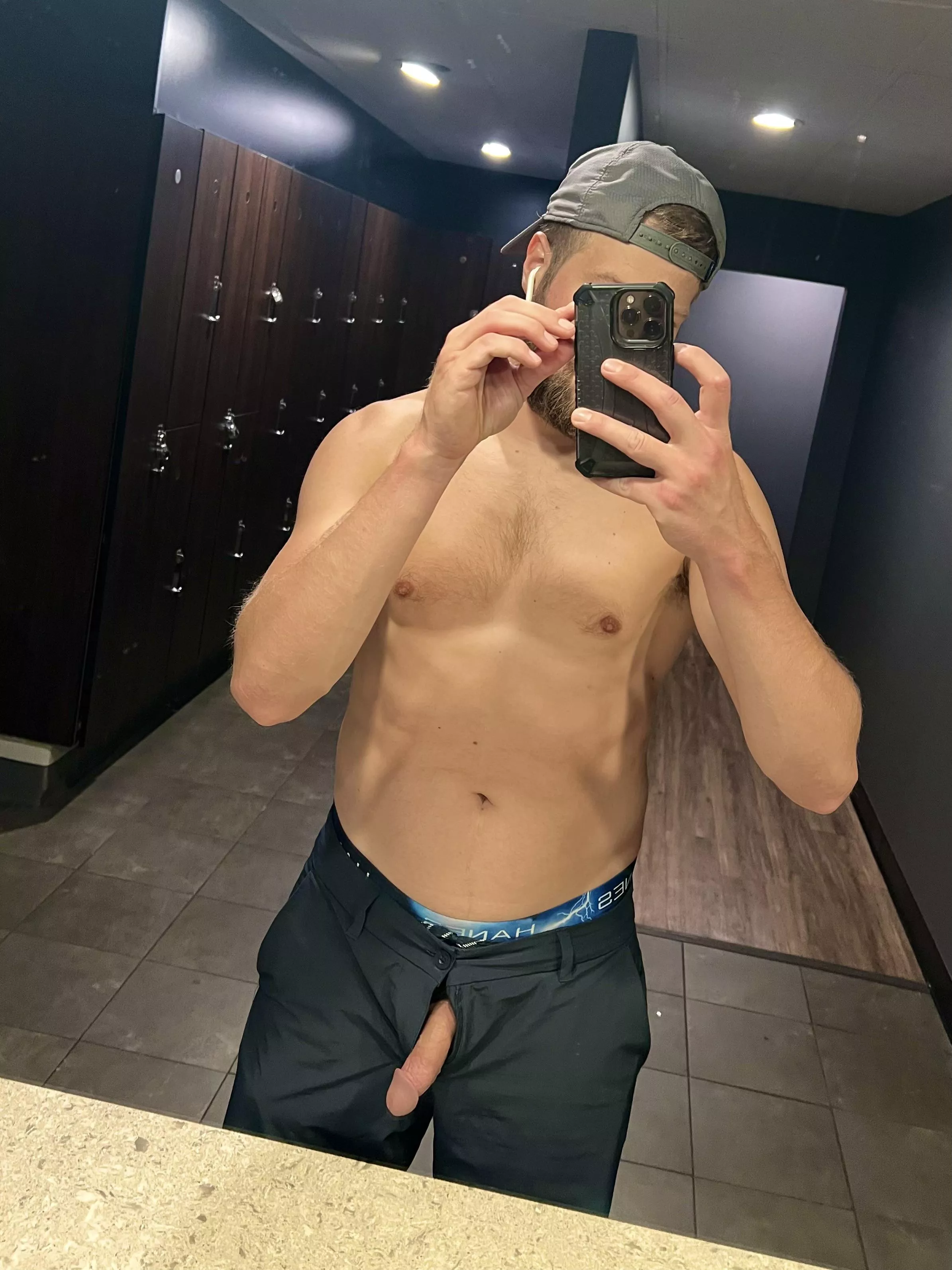 Risky pic at the gym  posted by heresthegoods