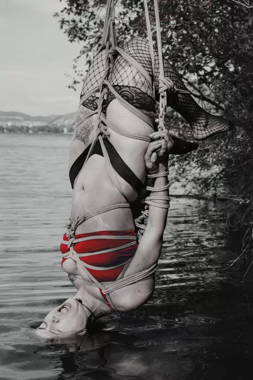 scream for me, siren in red. by semenawa