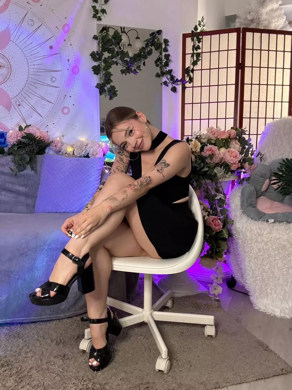 where would you take on a date a girl dressed like me? posted by HotnessAdorableQueen