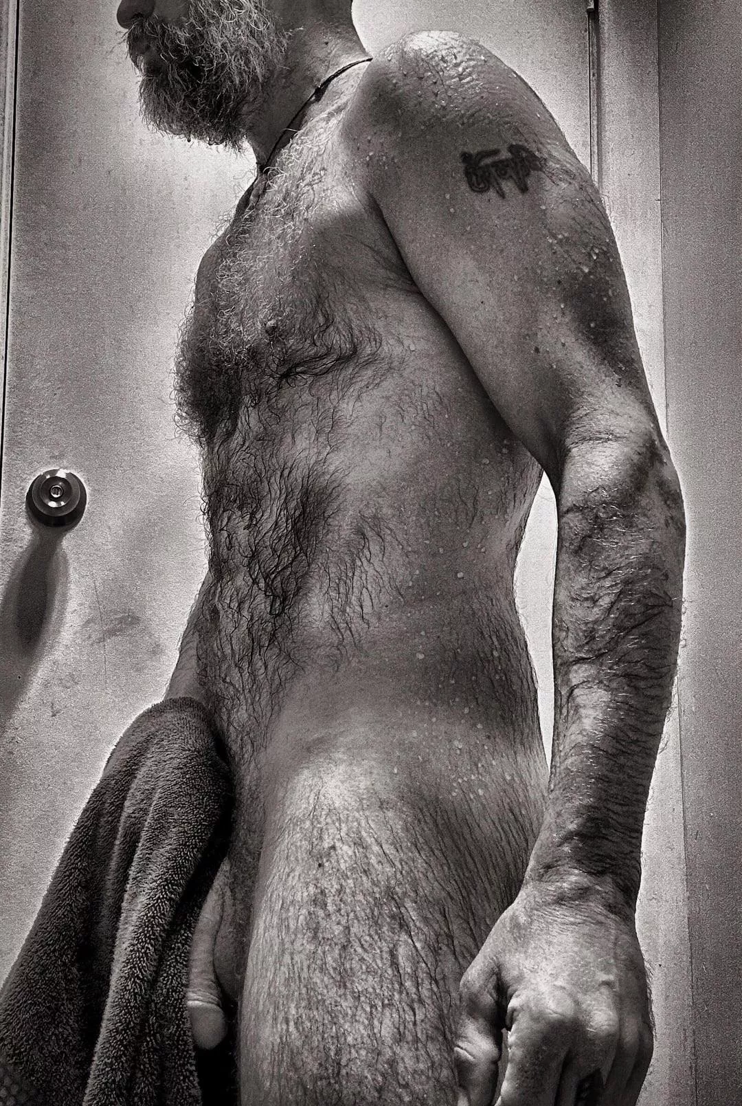 All monochrome 🤙🏽 posted by idratherbenudist