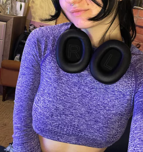 Does this sports bra make me look too hot by _star_sky