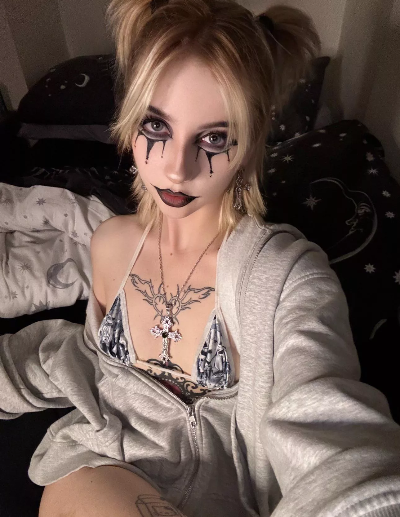 Goth clown time  posted by spookythighsxo