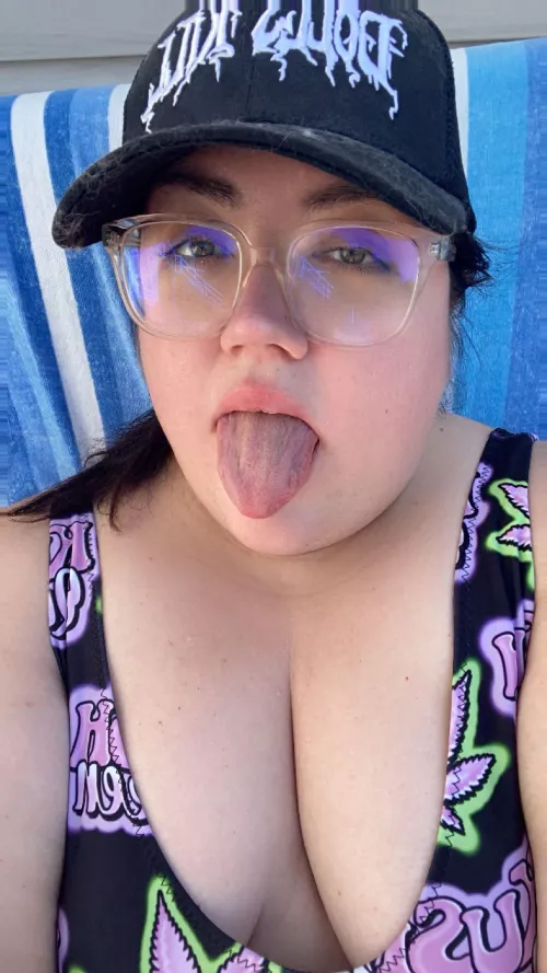 happy thursday, im suntanning and getting high  by ssbbwk