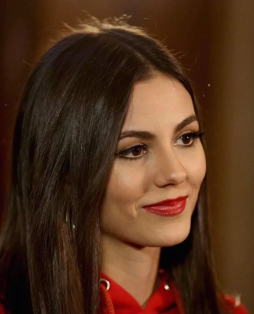 Victoria Justice posted by Ken789gh