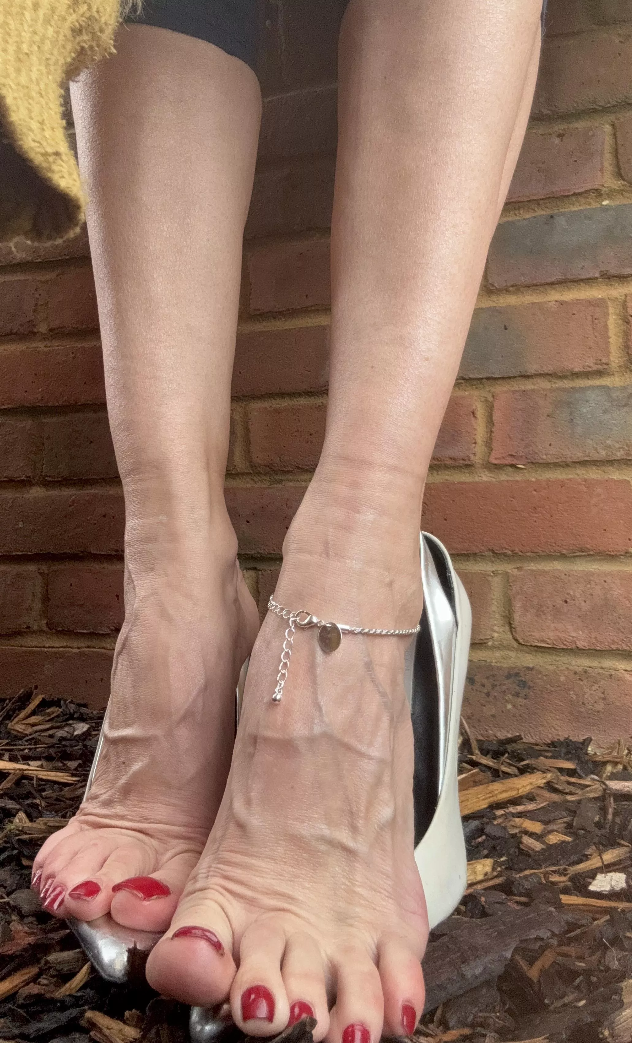 Are you obsessed with my veiny feet yet? posted by bornroyal_feet1