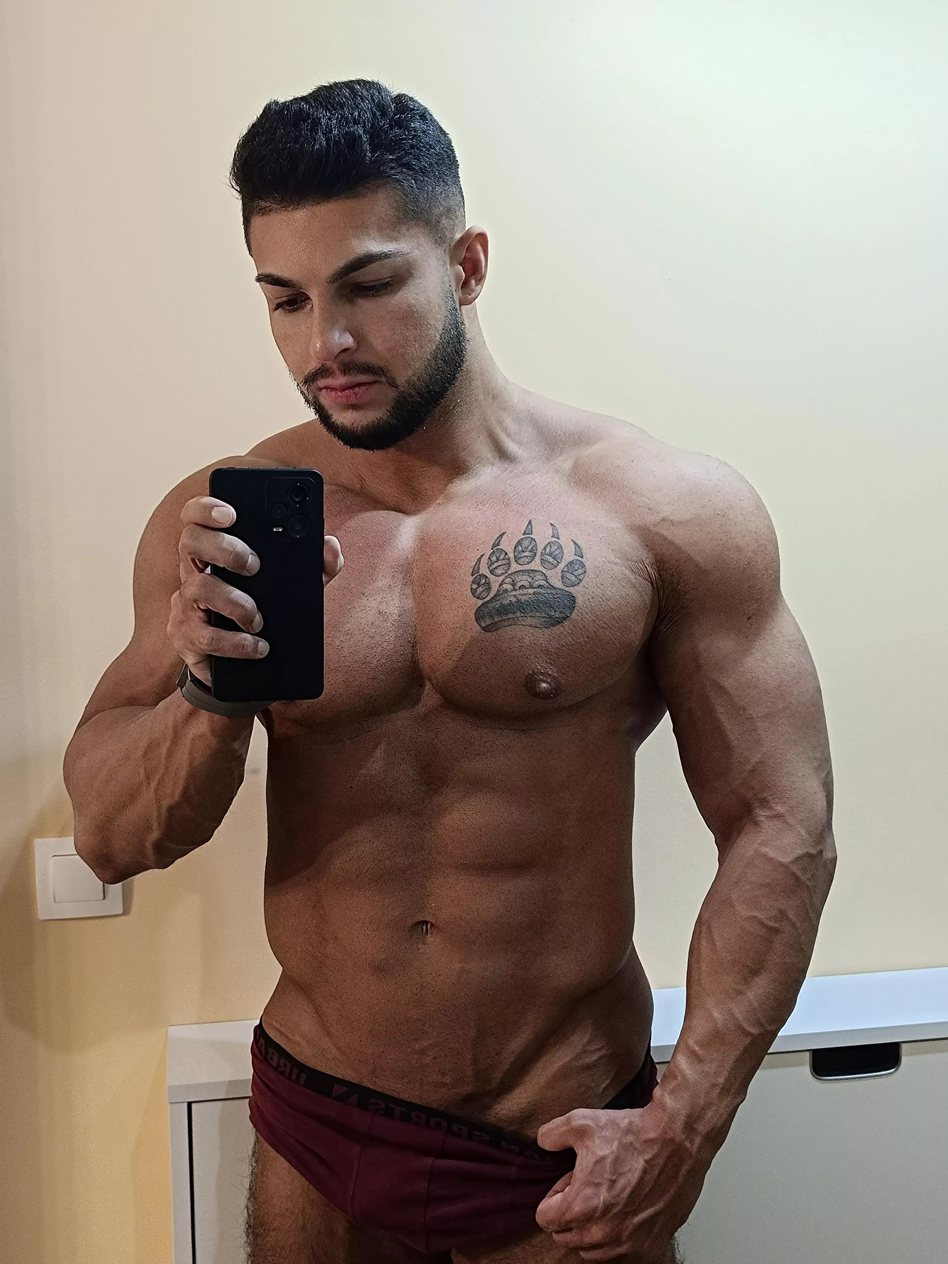 Bedtime v posted by muscletrunks