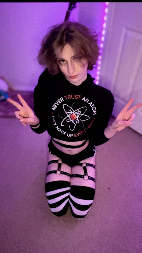 Hi 💜 by ElysianFemboy