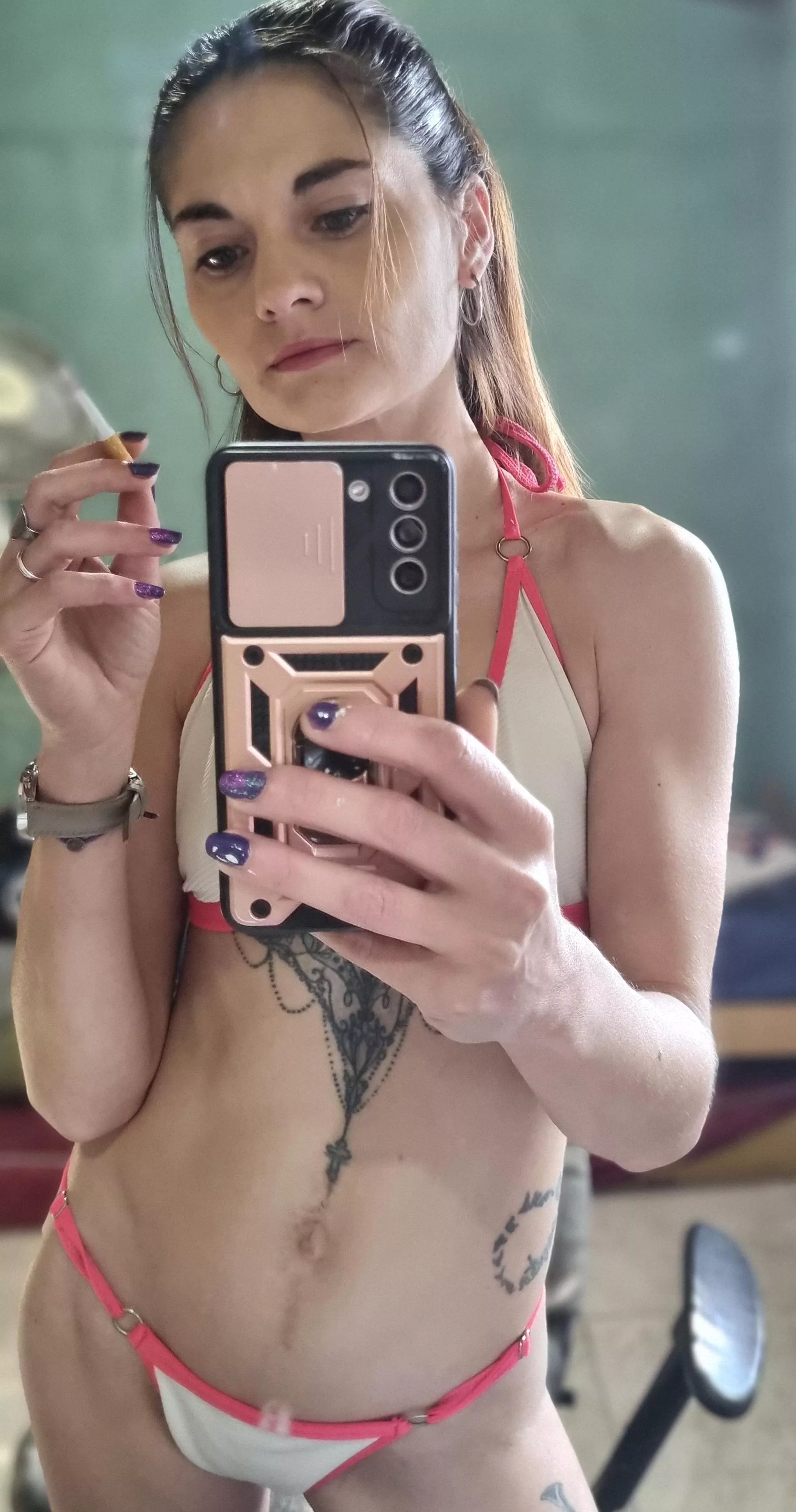 Hi honey! Are you coming to smoke with me? posted by argentina_27