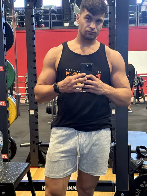 I like the veins after training
 by realisiwak