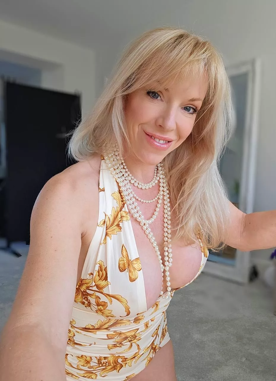 It turns me ON when I wear pearls jewelry  posted by tabathadarling