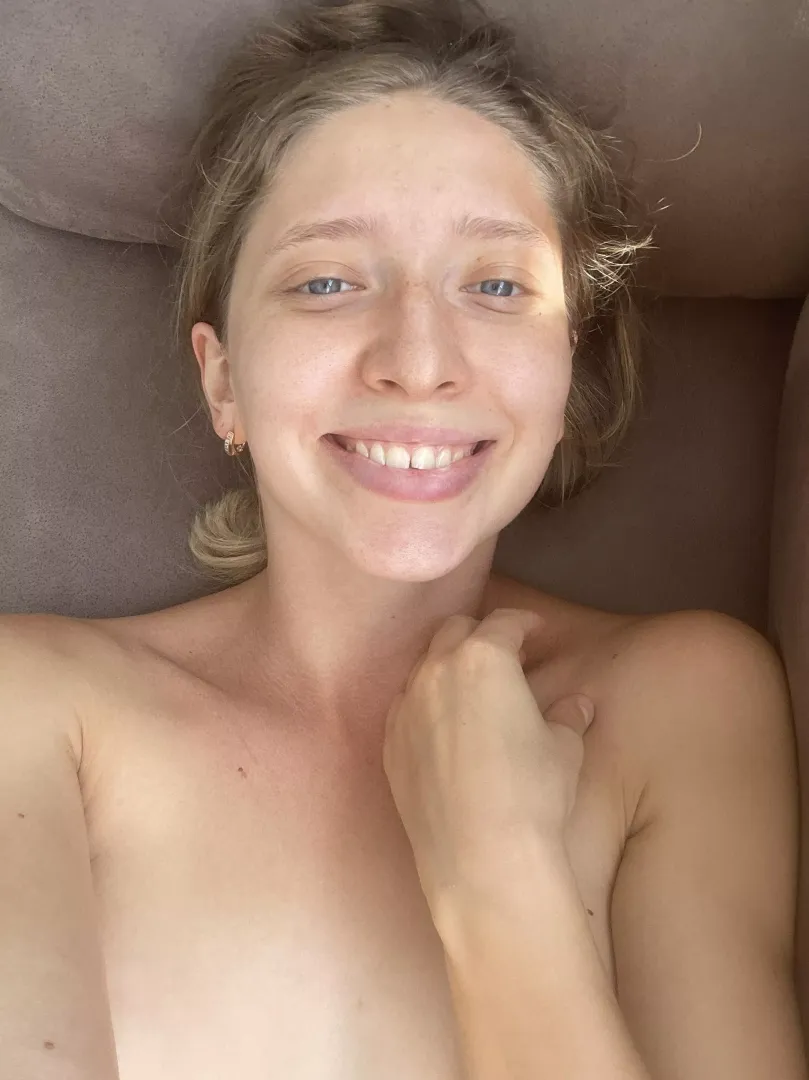 My smiling nude selfie by Kkeysi